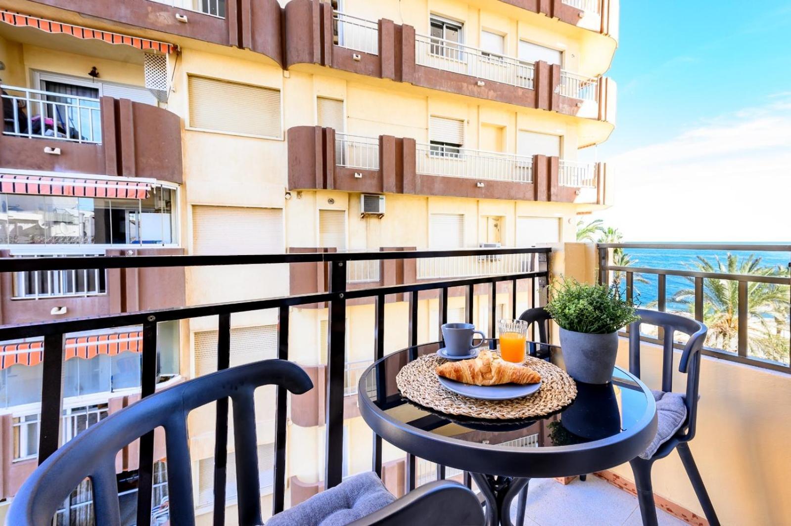 El Yate In Front Of The Sea By 10Tosea Apartment Фуeнхирола Екстериор снимка